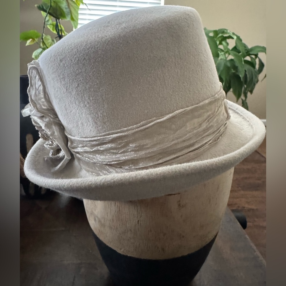 EUC Louise Green crean elegant hat with hat box. - Picture 10 of 16